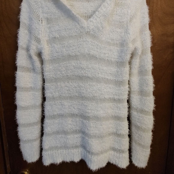 Almost Famous fluffy, shaggy white hooded tunic sweater. Size large. - Picture 10 of 10